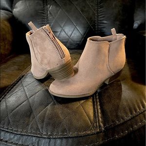 Girl’s boots, size 3